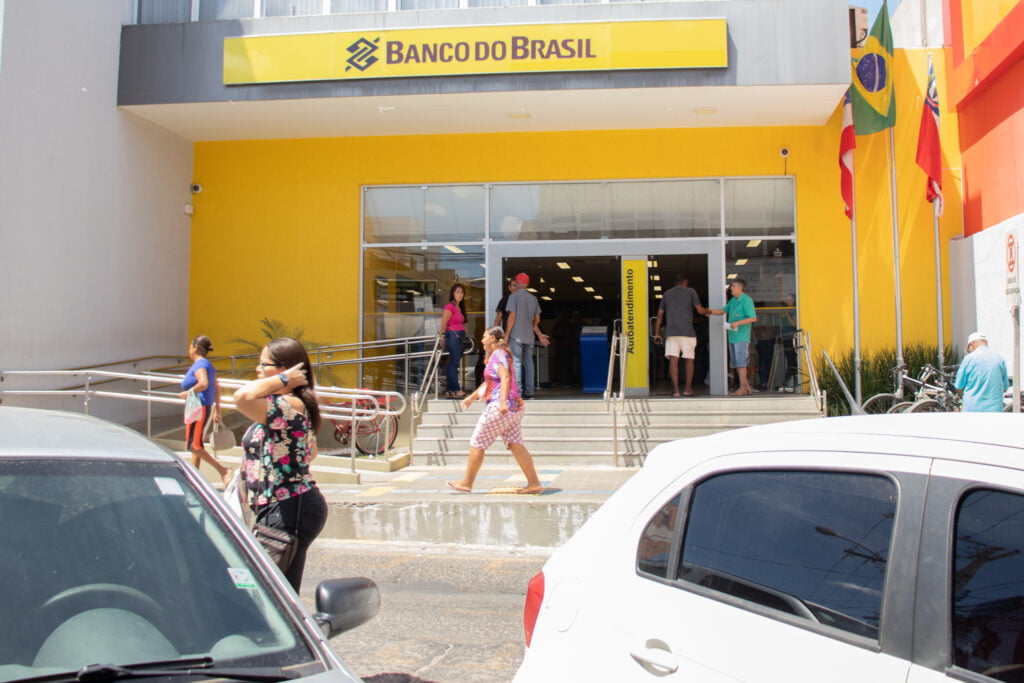 FESTA entre os clientes do BANCO DO BRASIL: entenda o MOTIVO 1 FESTA entre os clientes do BANCO DO BRASIL entenda o MOTIVO
