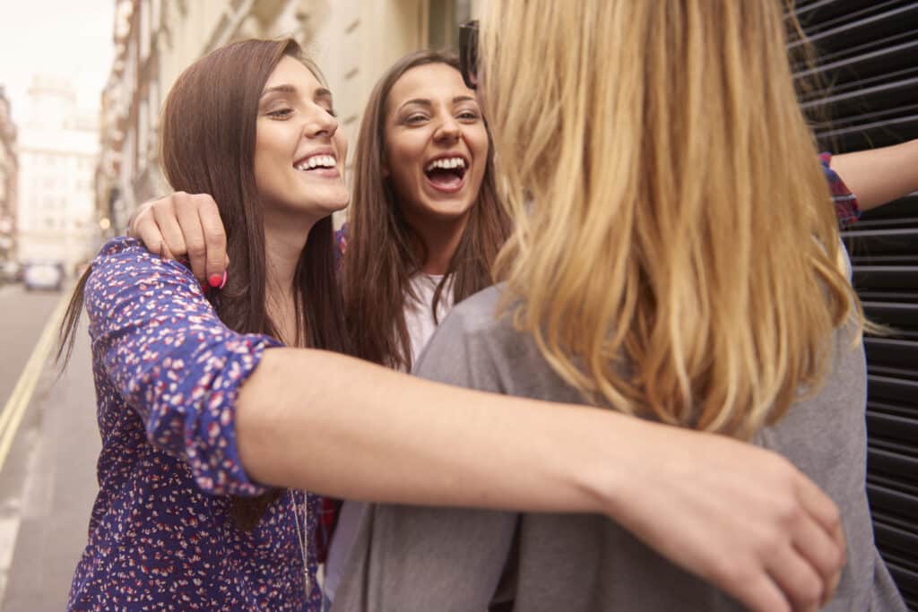 SEPARAÇÃO? Ela saiu com as AMIGAS e os sinais parecem CLAROS 1 SEPARACAO Ela saiu com as AMIGAS e os sinais parecem CLAROS