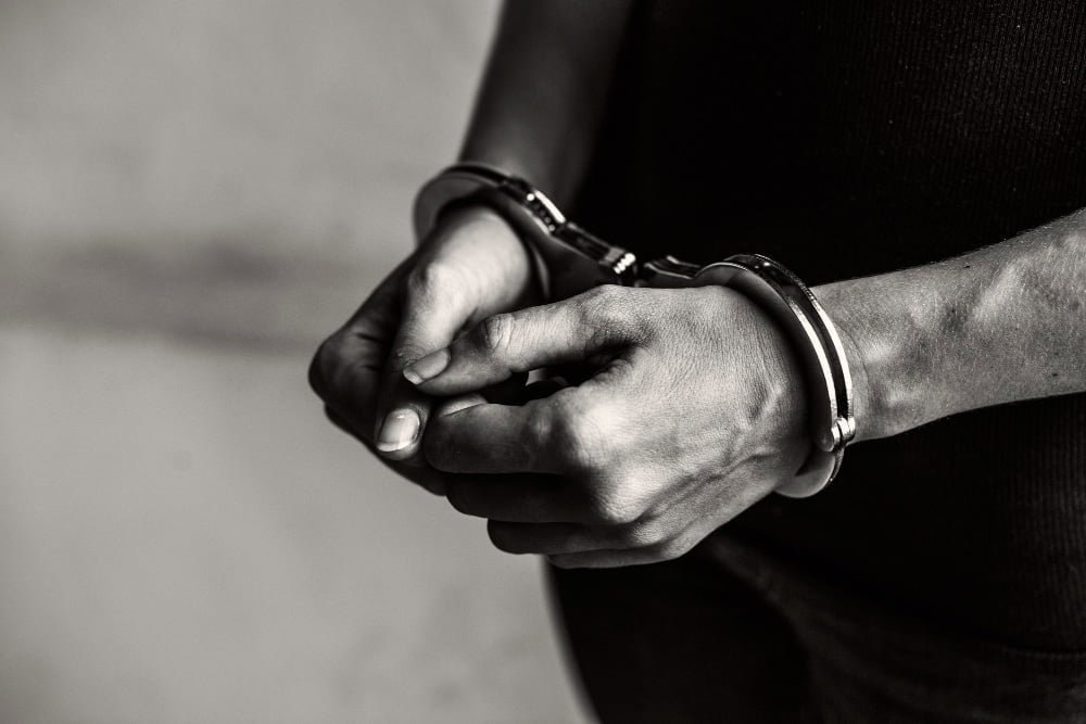 Brasileira foi presa na Espanha após ser confundida com outra pessoa 1 Maísa da Rocha, uma jovem goiana de 23 anos, enfrentou uma prisão injusta na Espanha após ser erroneamente confundida com uma sequestradora.