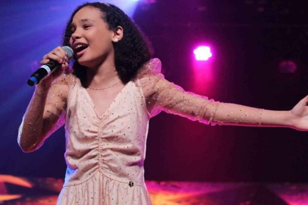 Cantora gospel aparece de jaqueta e calça e é "massacrada" pelo público 1 A polêmica envolvendo a cantora gospel Maria Marçal, criticada por sua escolha de vestuário durante uma apresentação, reflete a tensão entre expressão individual e conformidade com normas religiosas.