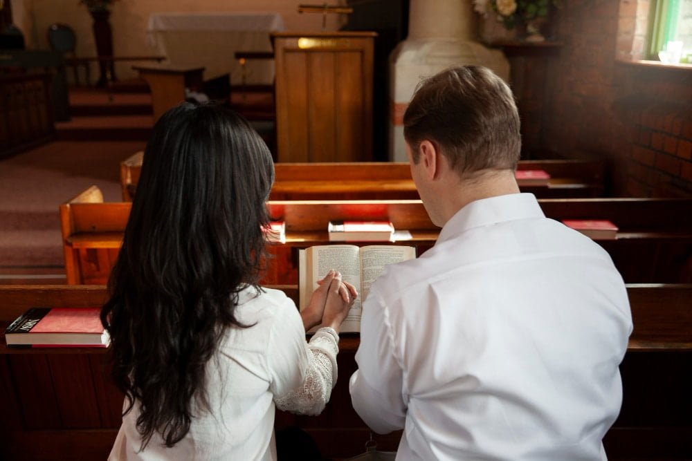 
No cenário inusitado de uma igreja, um vídeo viralizou nas redes sociais, revelando um confronto intenso entre uma mulher, seu esposo e uma suposta amante durante uma missa. 