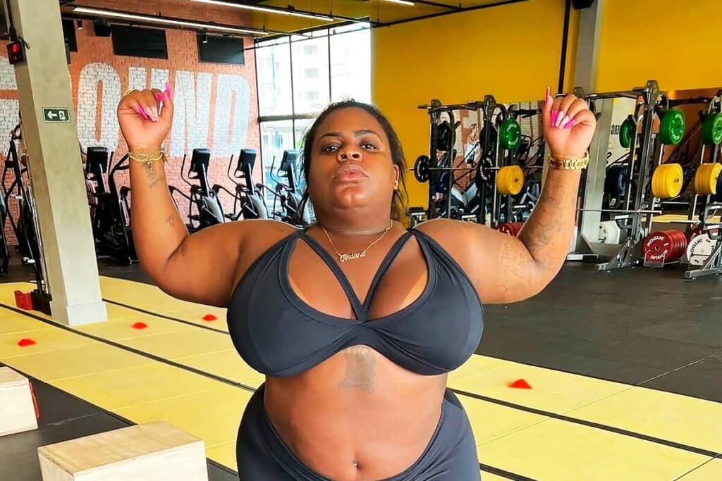 Rotina de academia de Jojo Todynho surpreende os fãs 1 A cantora e empresária Jojo Todynho, aos 26 anos, passou recentemente por uma cirurgia bariátrica, buscando melhorar sua qualidade de vida.