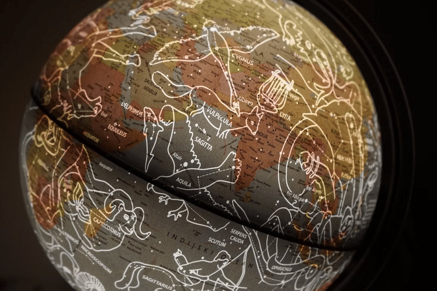 Veja as combinações de signos que trazem conexões intensas e carregadas de loucuras.