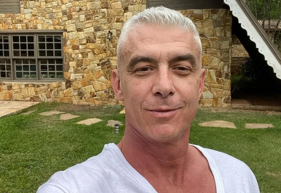 Alexandre Correa passa por necessidades e vende até cinto 1 Alexandre Correa, empresário conhecido por sua associação com Ana Hickmann, surpreendeu ao anunciar a venda exclusiva de sua coleção de cintos em um áudio e vídeo.