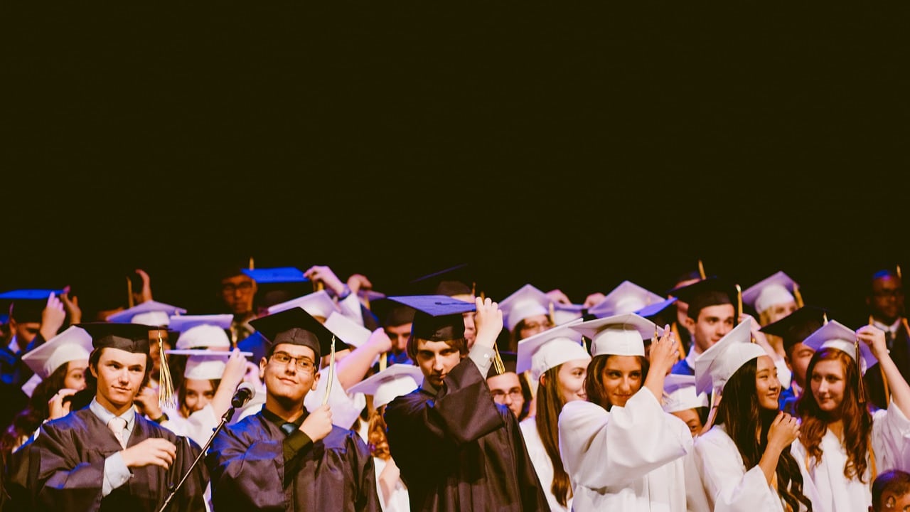 Iniciativa governamental de R$ 20 bilhões para combater a evasão escolar no ensino médio.