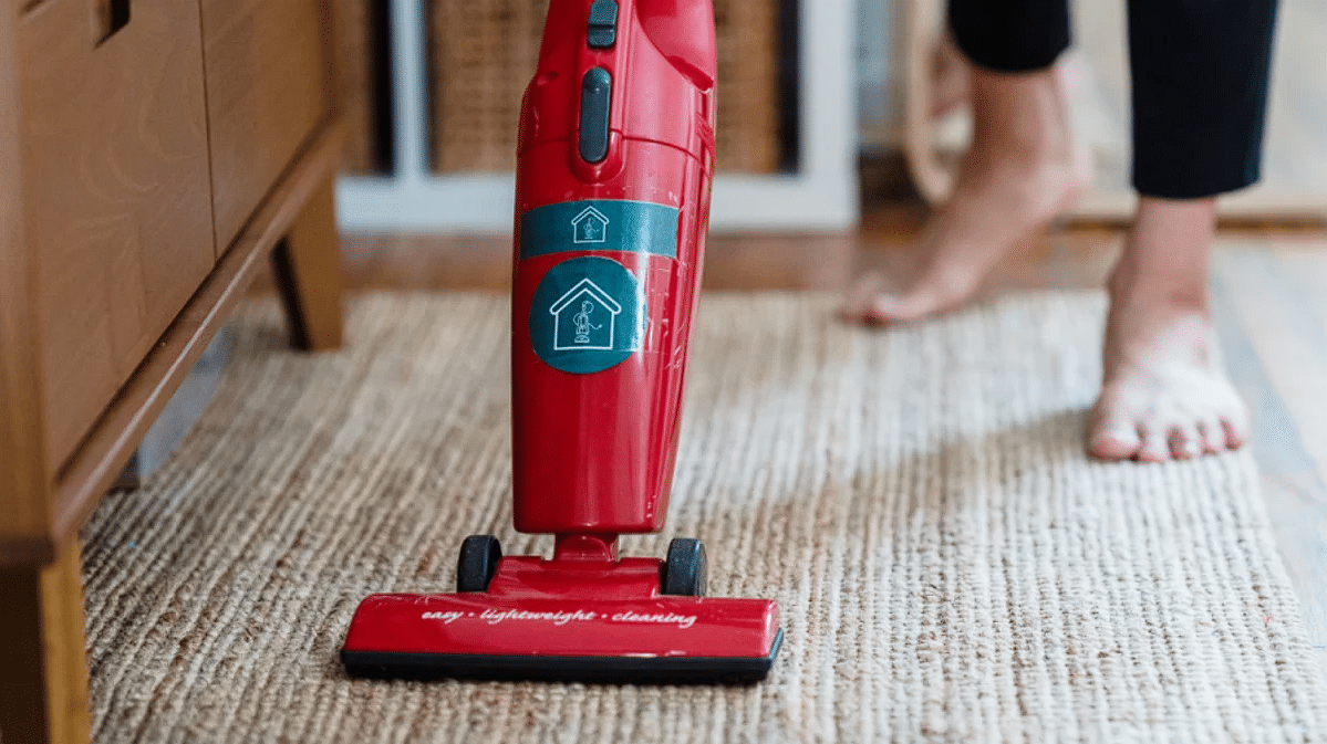 Confira estes modelos de aspirador de pó vertical para facilitar sua limpeza.