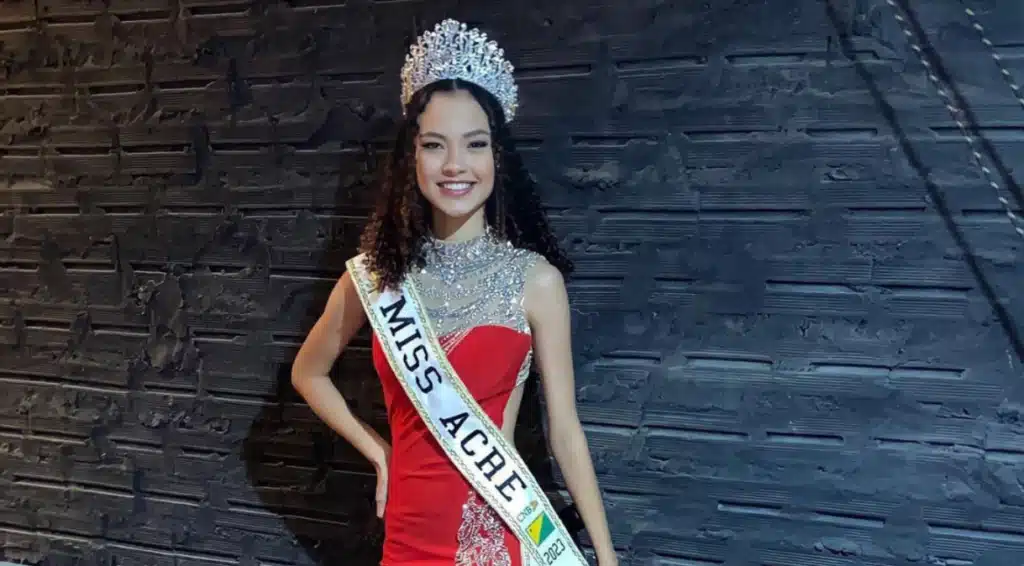 Virou mãe e perdeu título: o drama da Miss Acre 1 Desclassificada por amor: Miss Acre perde título no Miss Brasil Mundo ao revelar sua maternidade.