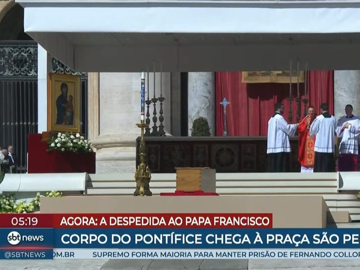 papa francisco nao autorizou autoridades a conduzirem o caixao apenas os pobres
