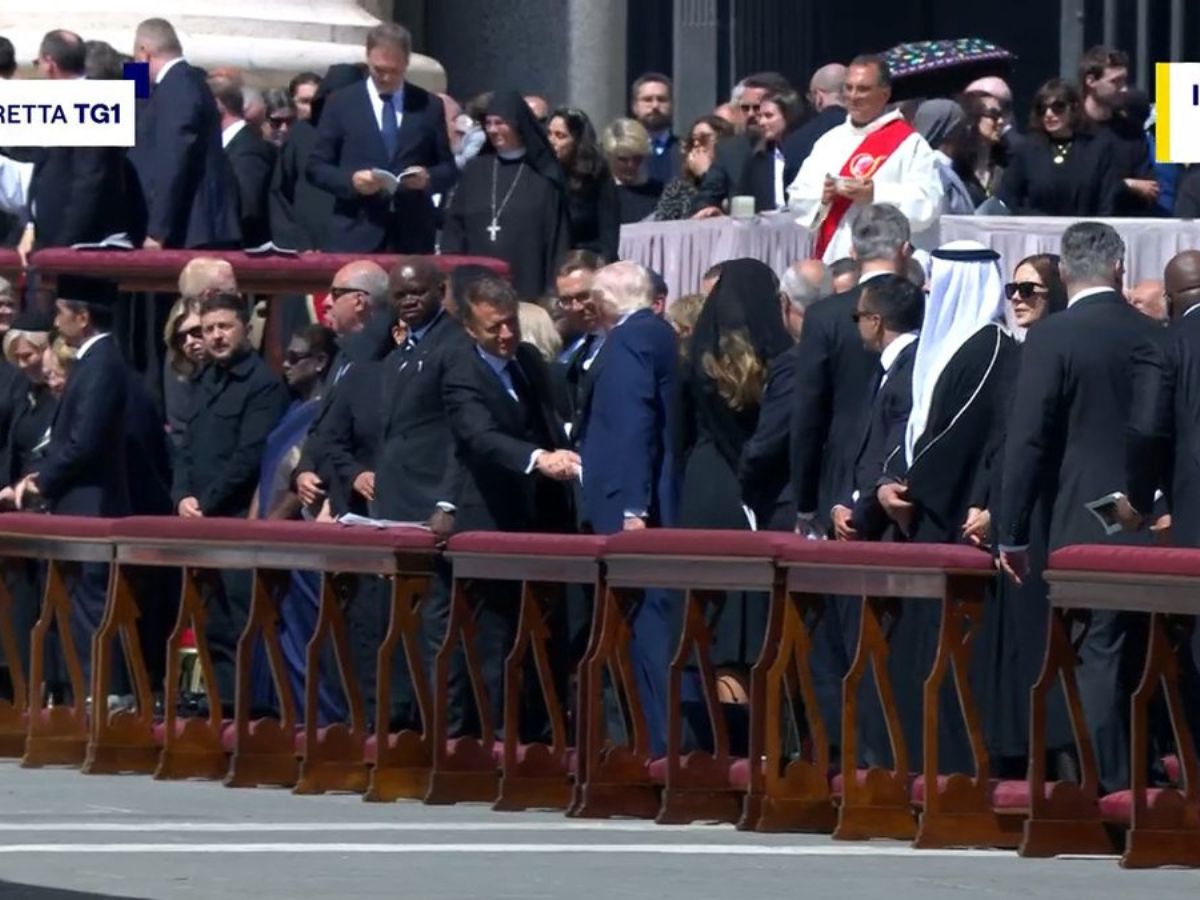 Trump e Macron se Cumprimentam Durante a Paz de Cristo, e Zelensky Fica de Lado 1 trump e macron se cumprimentam durante a paz de cristo e zelensky fica de lado
