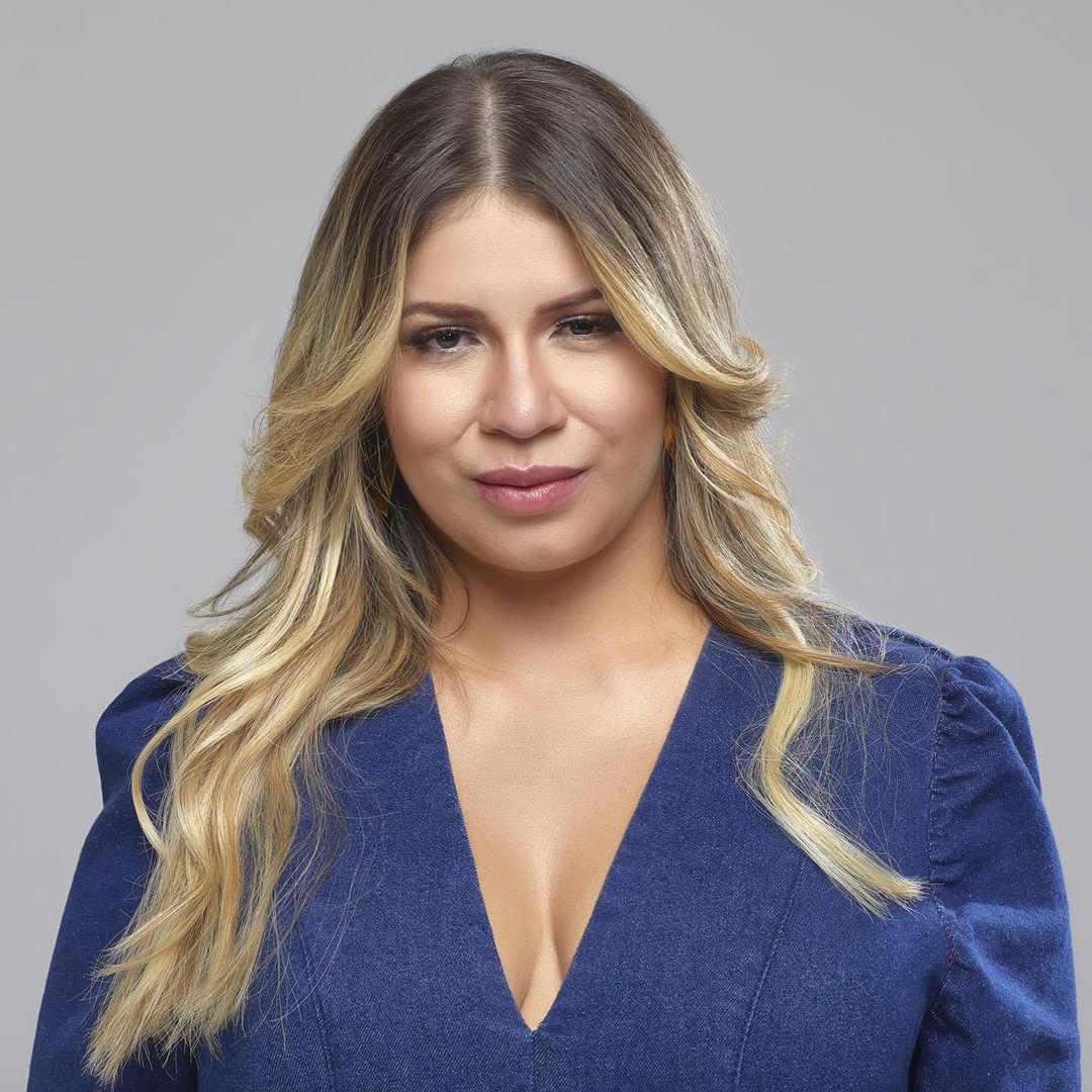 acao beneficente com carro e violao de marilia mendonca