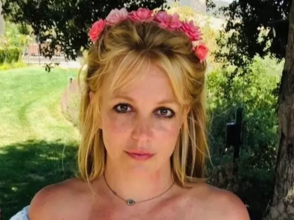 Britney Spears Causa Comoção ao Beber e Acender Cigarro Durante Voo Particular 1 britney spears causa comocao ao beber e acender cigarro durante voo particular