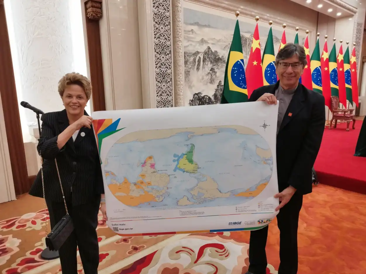 Dilma Rousseff exibe mapa invertido em evento na China 1 dilma rousseff exibe mapa invertido em evento na china