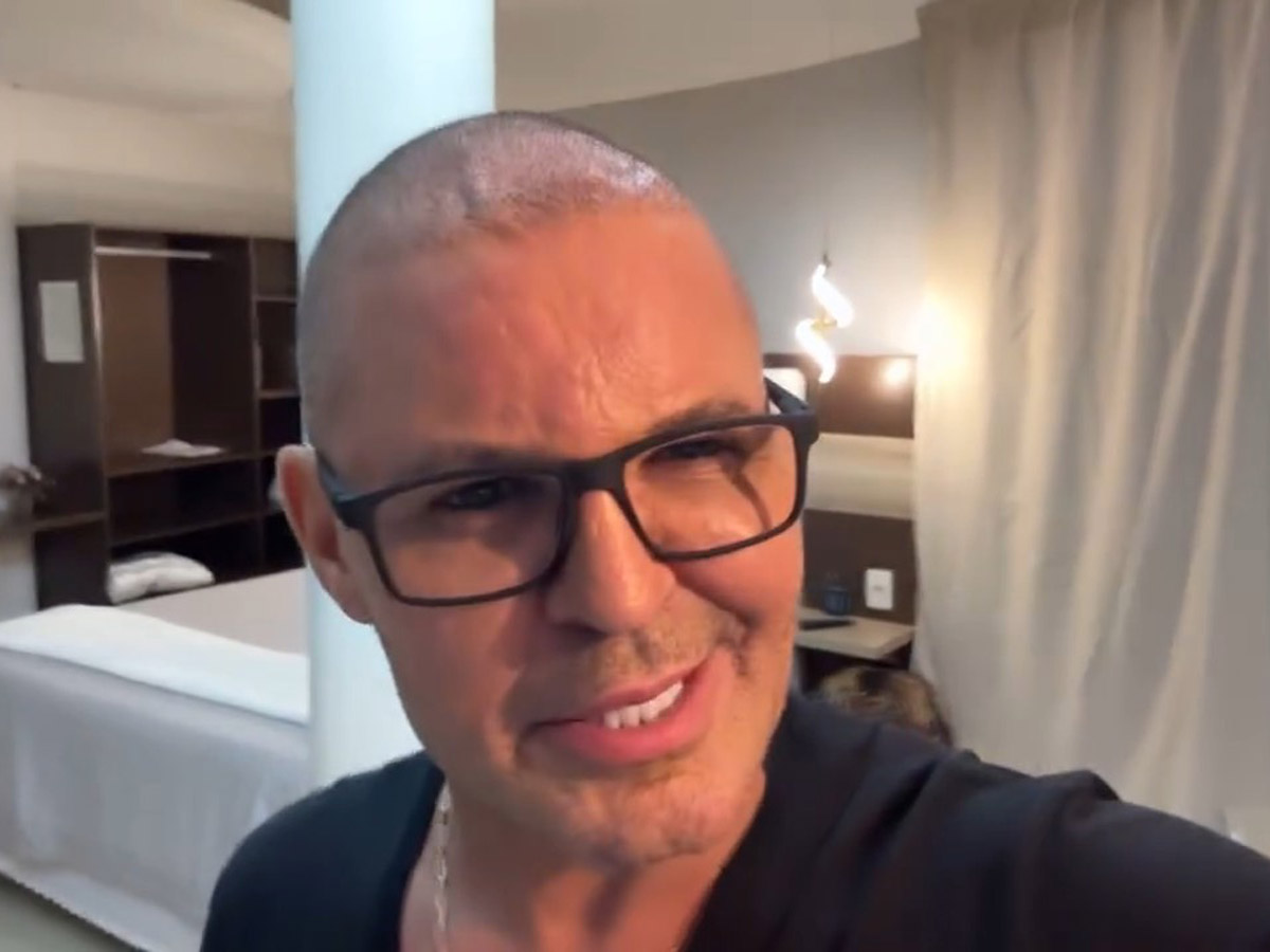 Eduardo Costa Surpreende ao Aparecer Careca em Show 1 eduardo costa surpreende ao aparecer careca em show