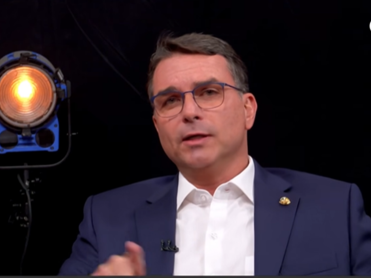 Flávio Bolsonaro Defende o Pai e Classifica Narrativa de Golpe como Farsa 1 flavio bolsonaro defende o pai e classifica narrativa de golpe como farsa