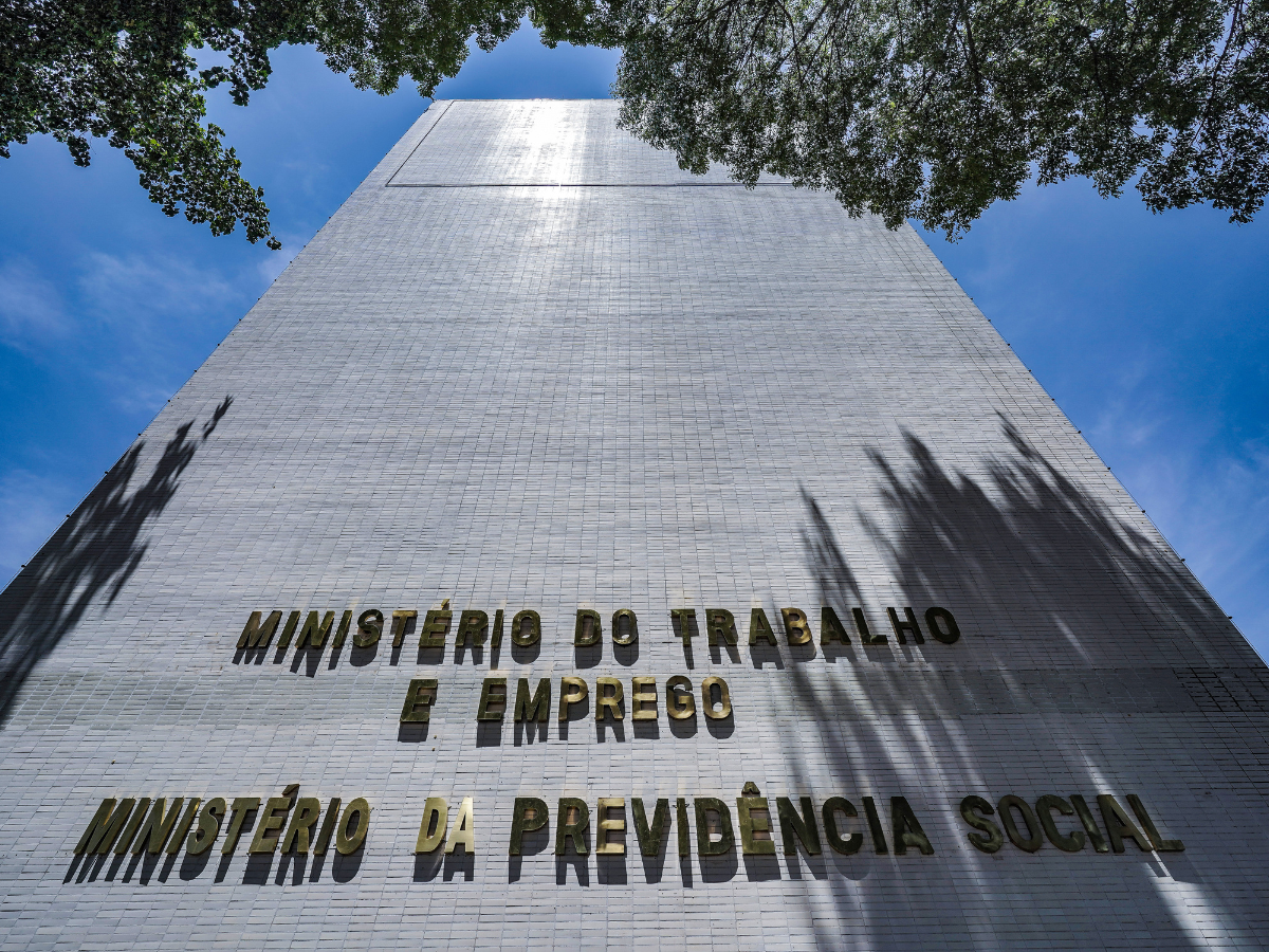 Geração de Vagas Desacelera em 2025, Apesar de Desemprego em Queda 1 geracao de vagas desacelera em 2025 apesar de desemprego em queda