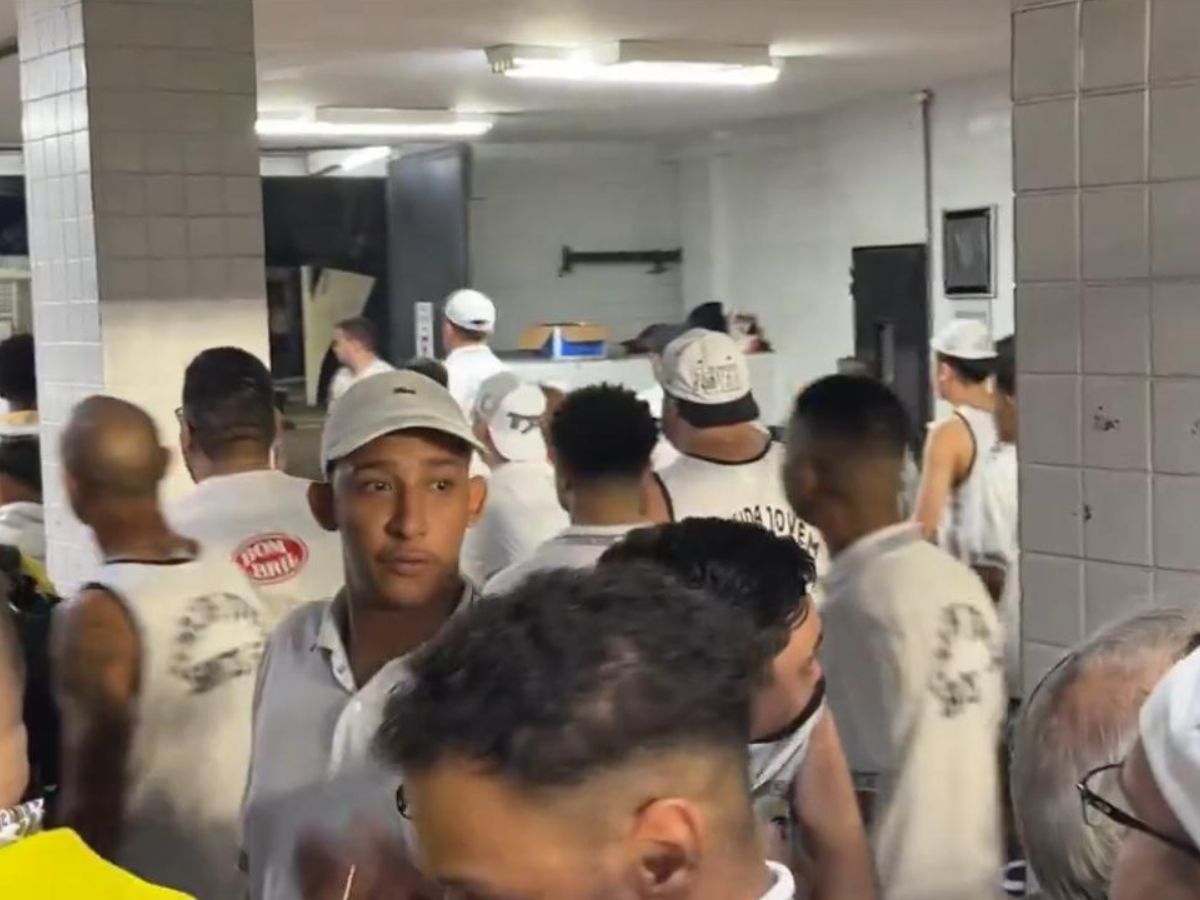 grupo tenta invadir sala de imprensa do santos apos empate pela copa do brasil