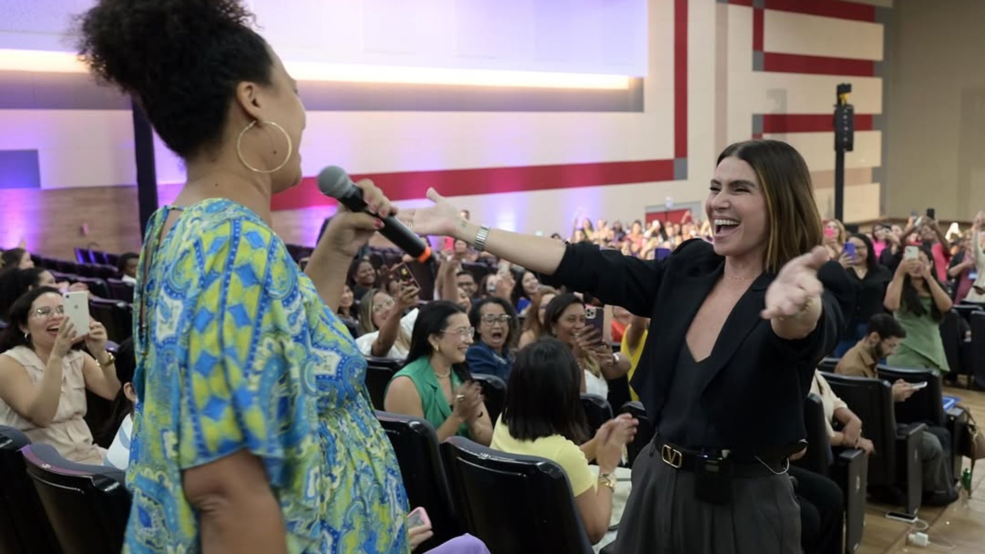Mulher surpreende Giovanna Antonelli com performance de Alcione em evento 1 mulher surpreende giovanna antonelli com performance de alcione em evento