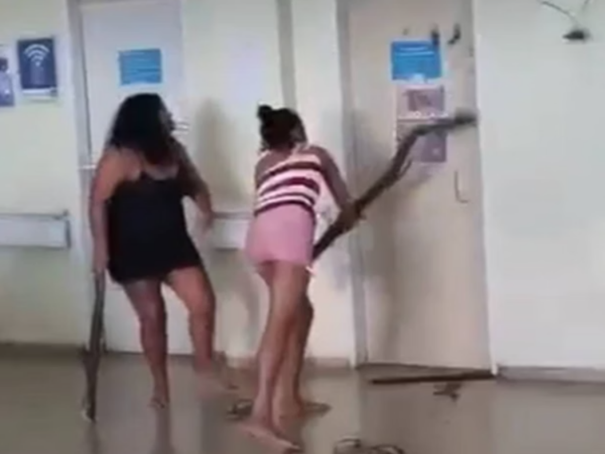 Mulheres usam troncos para quebrar porta de hospital no DF 1 mulheres usam troncos para quebrar porta de hospital no df
