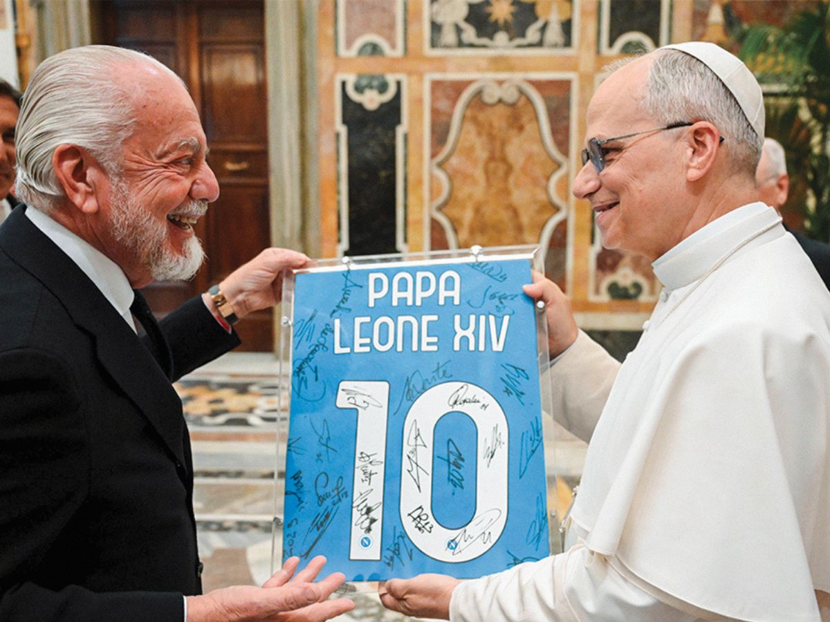 Napoli entrega camisa 10 ao Papa Leão XIV em visita ao Vaticano 1 napoli entrega camisa 10 ao papa leao xiv em visita ao vaticano
