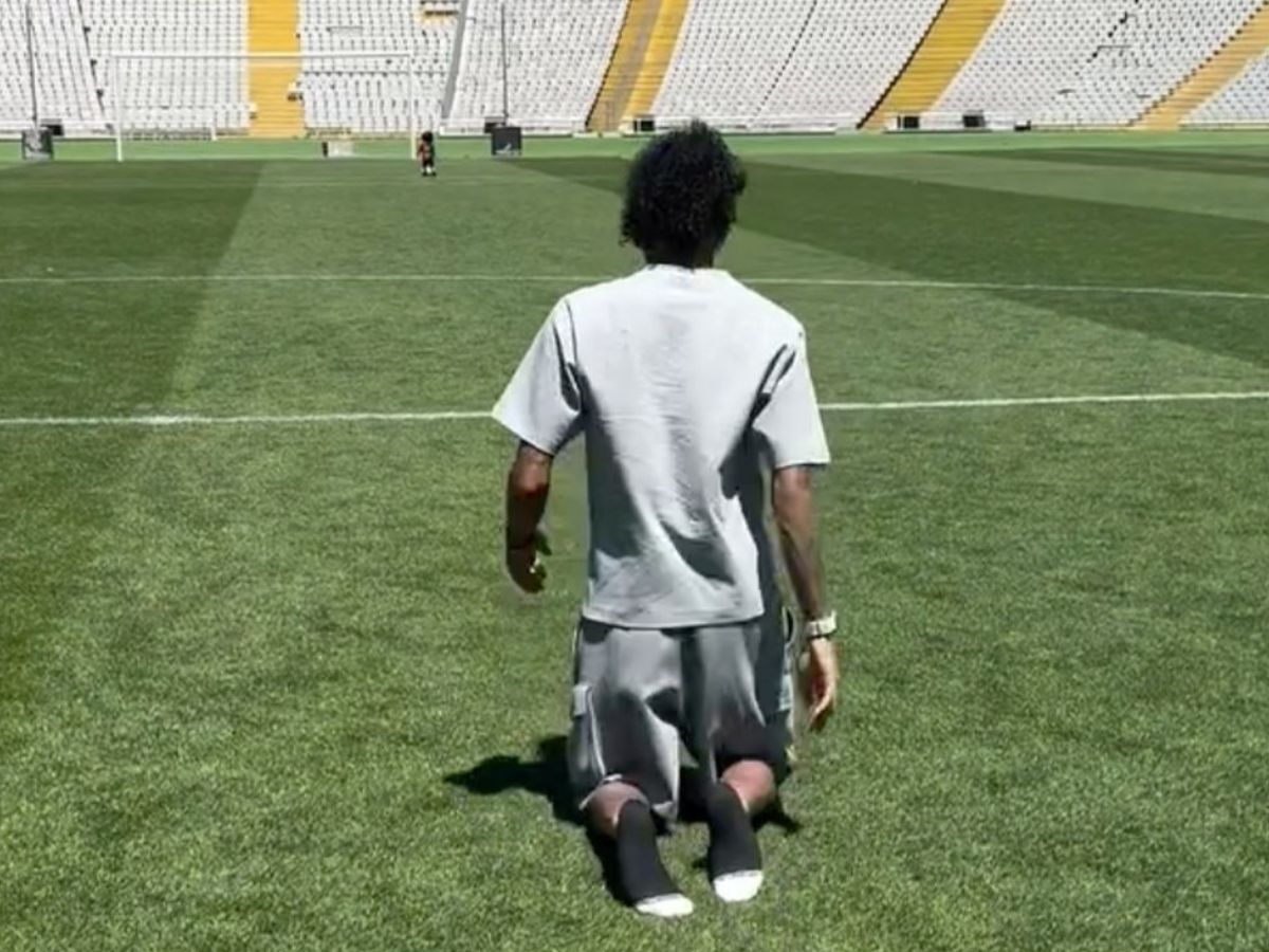 Raphinha Percorre Campo de Joelhos para Agradecer Temporada no Barcelona 1 raphinha percorre campo de joelhos para agradecer temporada no barcelona