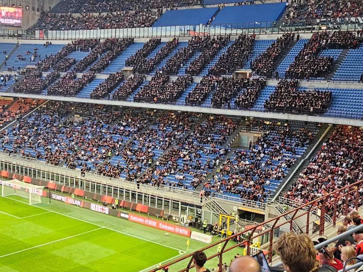 Torcida do Milan protesta e abandona San Siro após 15 minutos 1 torcida do milan protesta e abandona san siro apos 15 minutos