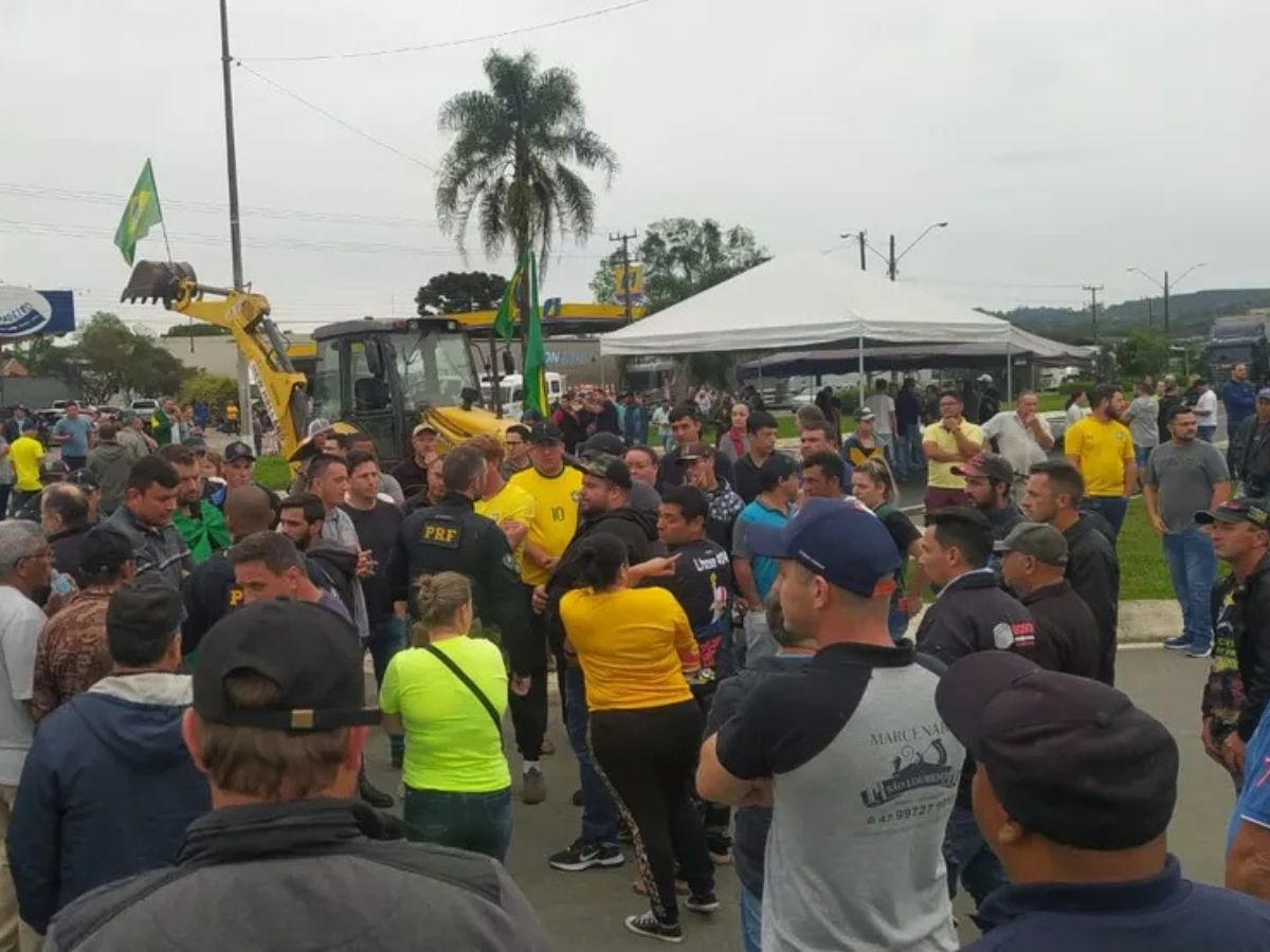 Bolsonaro Afirma que Atuou para Pacificar Manifestações de Caminhoneiros 1 bolsonaro afirma que atuou para pacificar manifestacoes de caminhoneiros