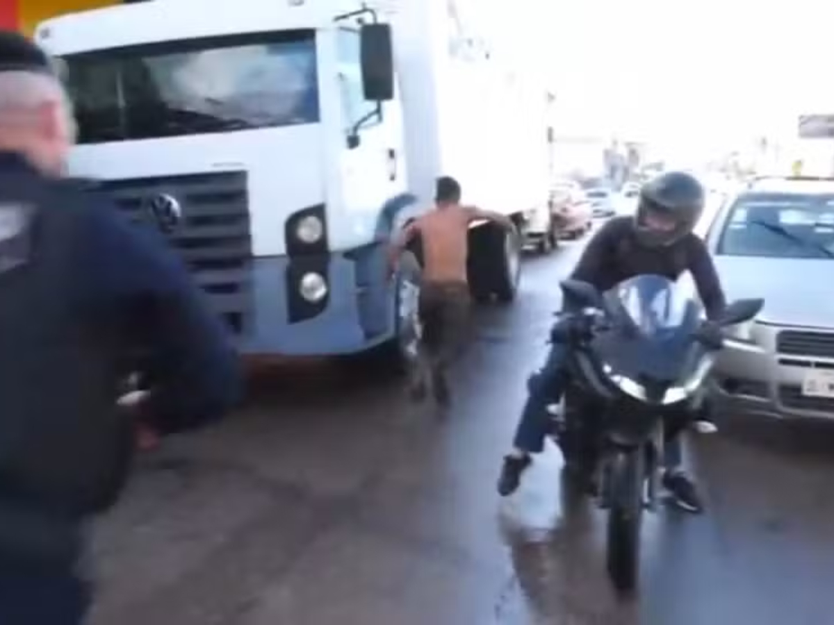 Fuga ousada: suspeito pula do camburão e escapa da polícia 1 fuga ousada suspeito pula do camburao e escapa da policia