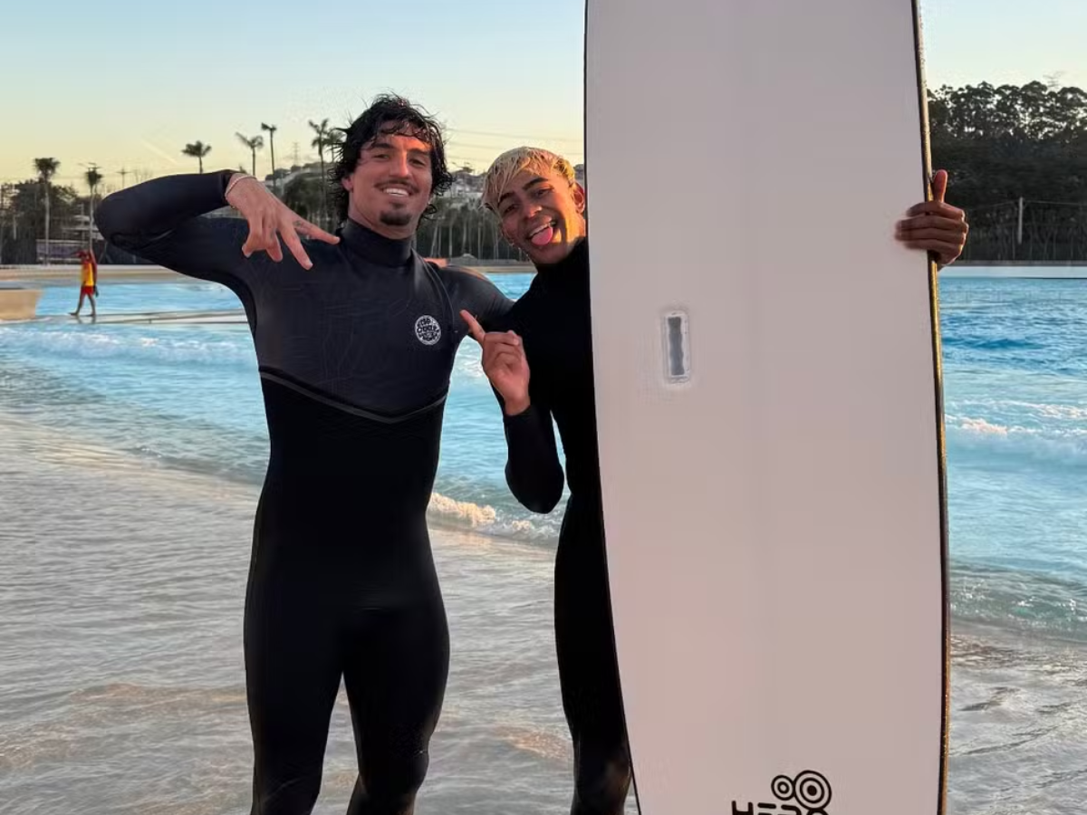 Lamine Yamal surfa com Gabriel Medina durante férias no Brasil 1 lamine yamal surfa com gabriel medina durante ferias no brasil