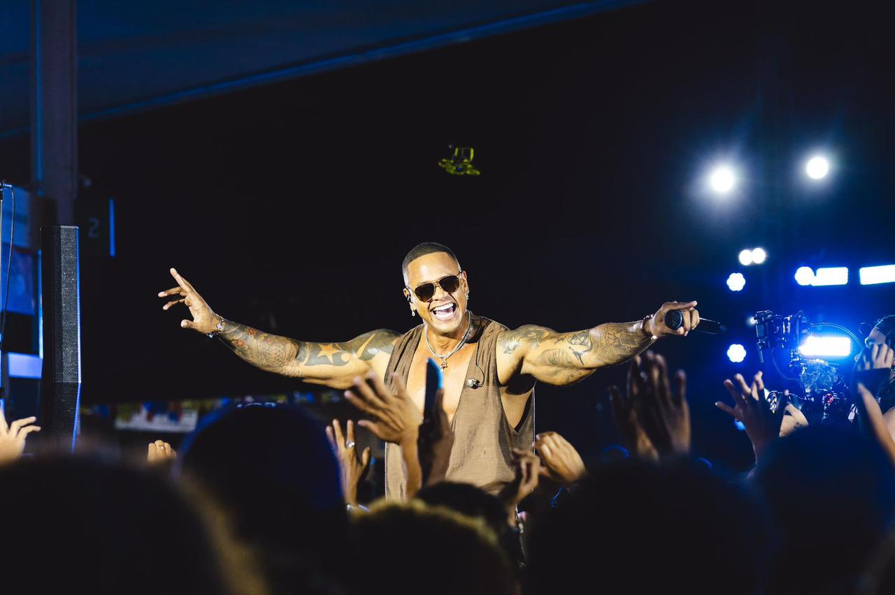 Leo Santana Reúne Multidão em Show Surpresa em Posto de Gasolina em Salvador 1 leo santana reune multidao em show surpresa em posto de gasolina em salvador