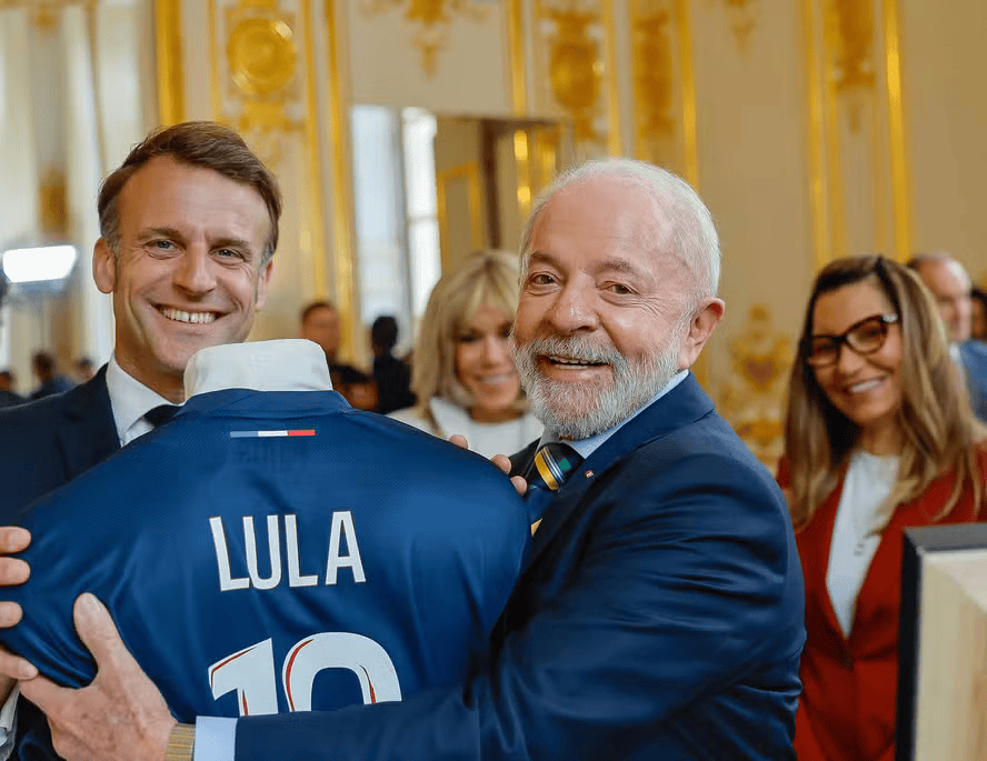 Lula Recebe Camisa do PSG Durante Visita à França 1 lula recebe camisa do psg durante visita a franca