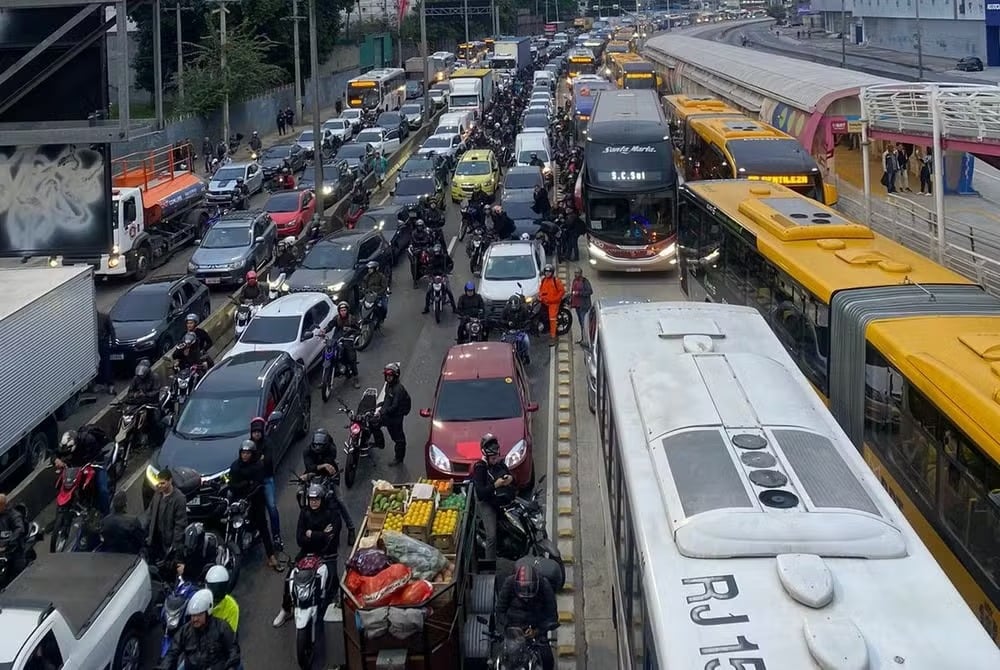 Megaoperação da Polícia Contra Facção Gera Tiroteio e Paralisa Trânsito no Rio 1 megaoperacao da policia contra faccao gera tiroteio e paralisa transito no rio