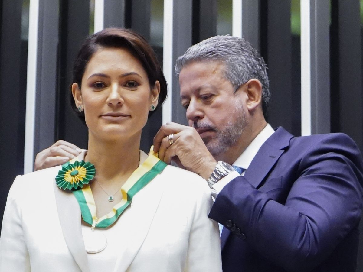 Michelle Bolsonaro reage a pergunta sobre julgamento do marido no STF 1 michelle bolsonaro reage a pergunta sobre julgamento do marido no stf