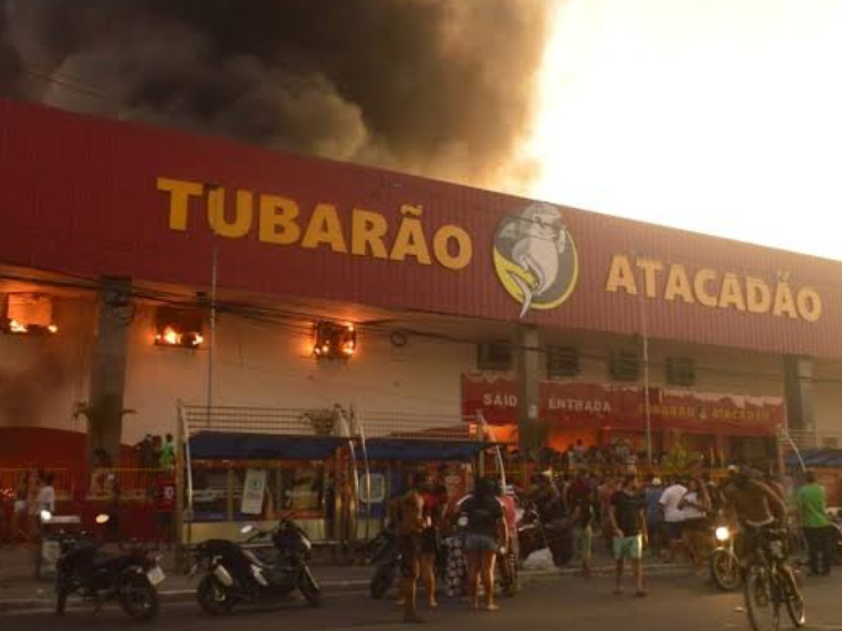 Moradores Saqueiam Atacadão em Meio a Incêndio em Duque de Caxias 1 moradores saqueiam atacadao em meio a incendio em duque de