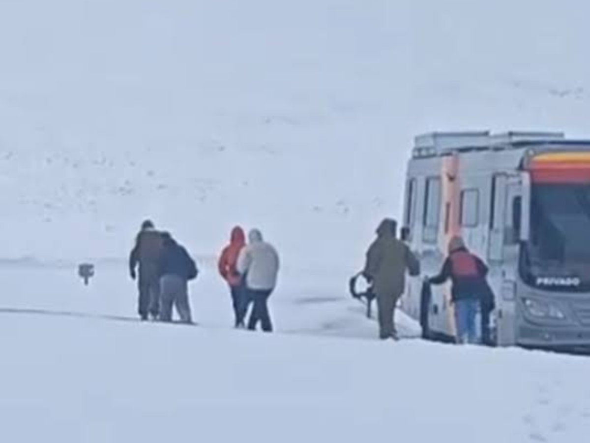 Nevasca no Chile: 27 turistas presos em estrada 1 nevasca no chile 27 turistas presos em estrada