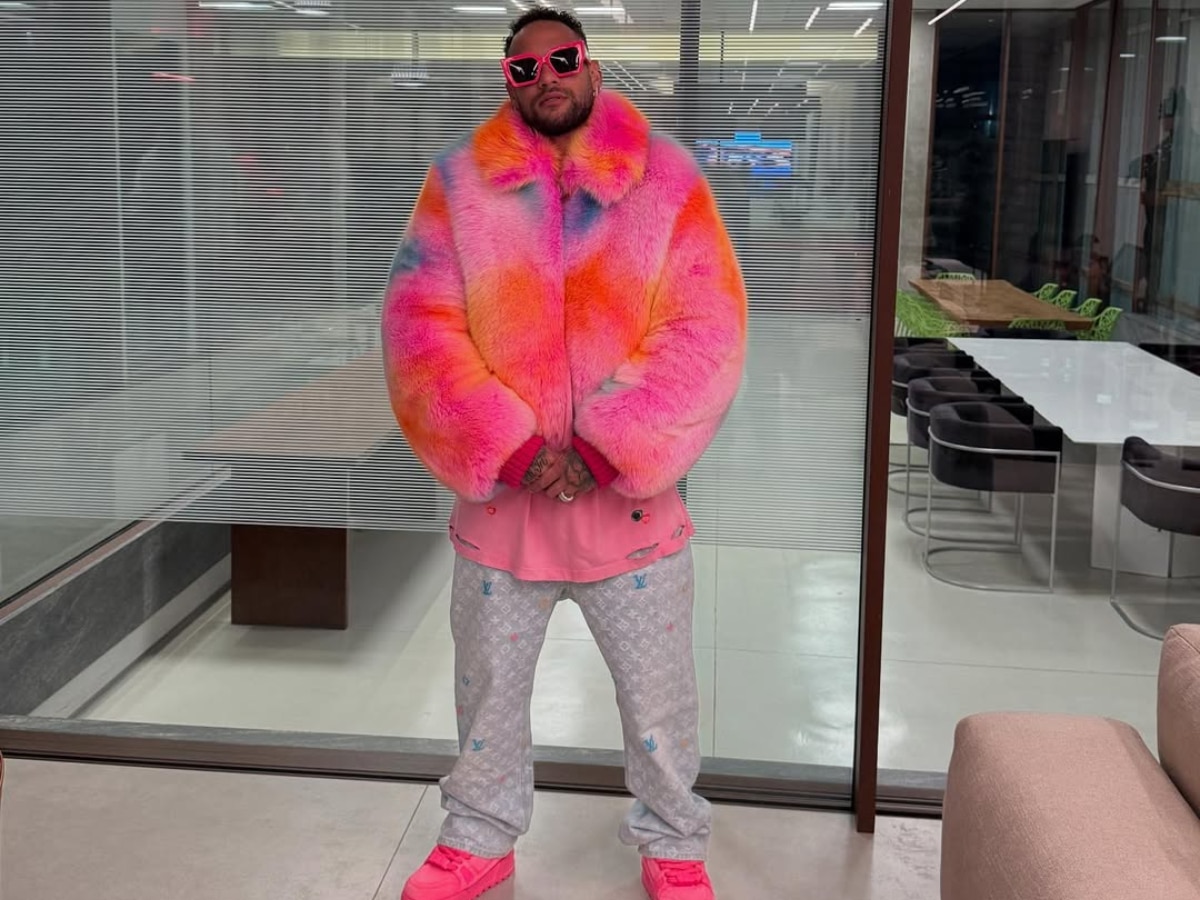 Neymar recebe amigos e exibe look Pantera Cor-de-Rosa 1 neymar recebe amigos e exibe look pantera corderosa