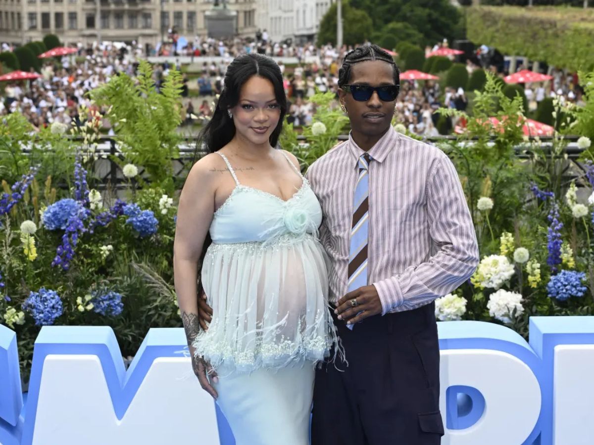 Rihanna exibe barriga de grávida no lançamento de Smurfs 1 rihanna exibe barriga de gravida no lancamento de smurfs