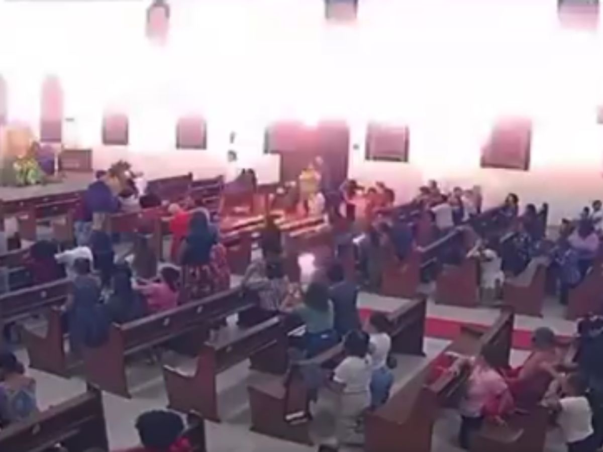 Rojão explode em igreja e assusta fiéis na Bahia 1 rojao explode em igreja e assusta fieis na bahia