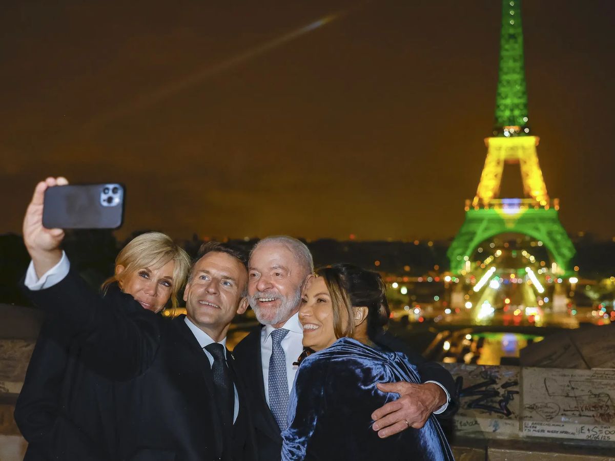 Torre Eiffel é iluminada em homenagem ao Brasil durante visita de Lula 1 torre eiffel e iluminada em homenagem ao brasil durante visita de lula