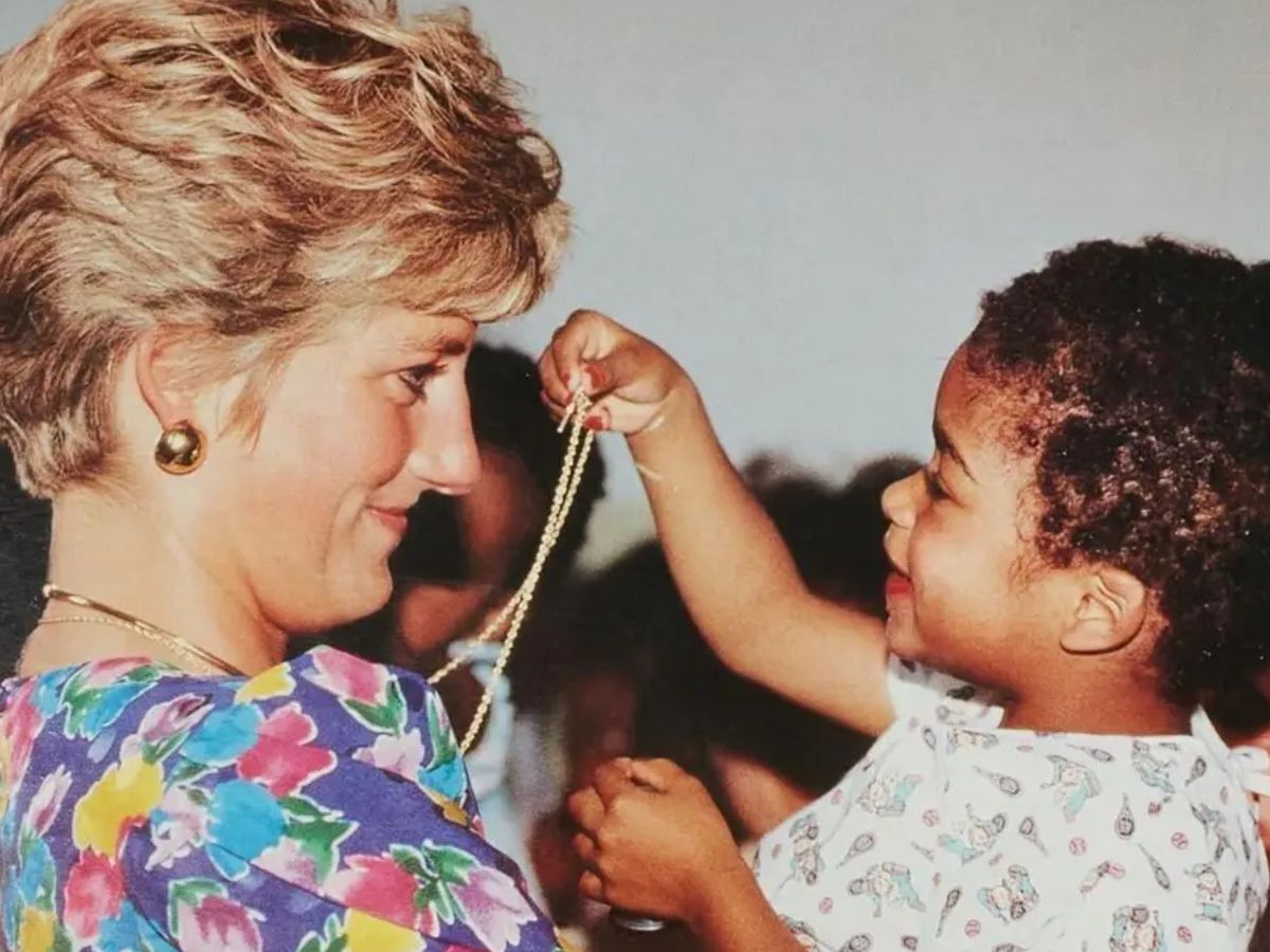 Vestido icônico que Lady Di usou no Brasil pode ser leiloado por R$6 milhões 1 vestido iconico que lady di usou no brasil pode ser leiloado por r6 milhoes