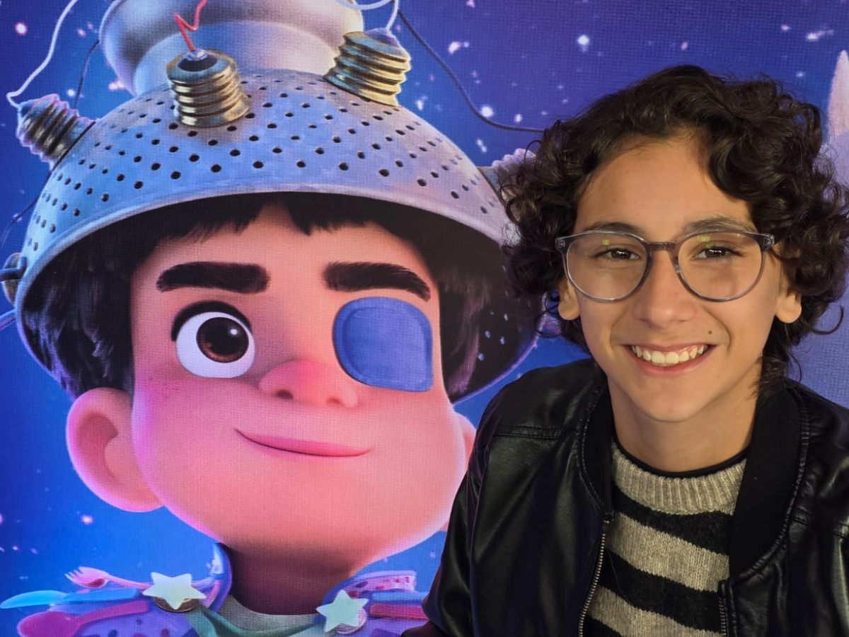 lorenzo tironi empresta voz ao protagonista da animacao elio indescritivel