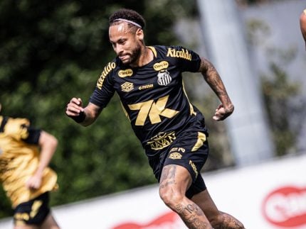 Neymar volta a treinar e pode ser relacionado contra o Fluminense