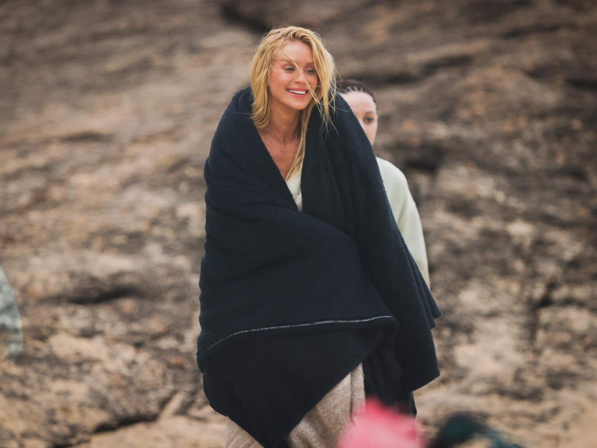 Perrengue congelante: Marina Ruy Barbosa luta contra o frio em ensaio na praia do Rio 1 perrengue congelante marina ruy barbosa luta contra o frio em ensaio na praia do rio