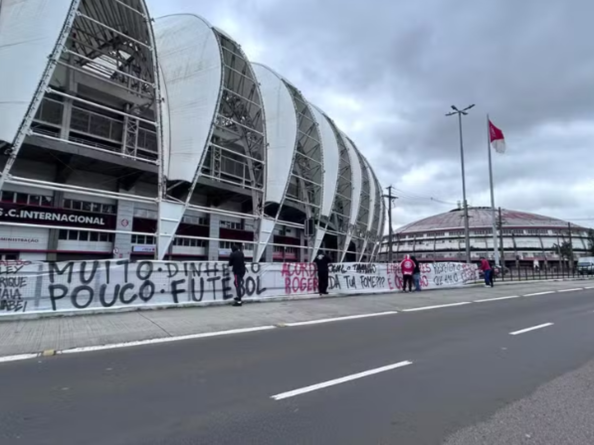 Protesto da Torcida do Inter no Beira-Rio Após Eliminação 1 protesto da torcida do inter no beirario apos eliminacao