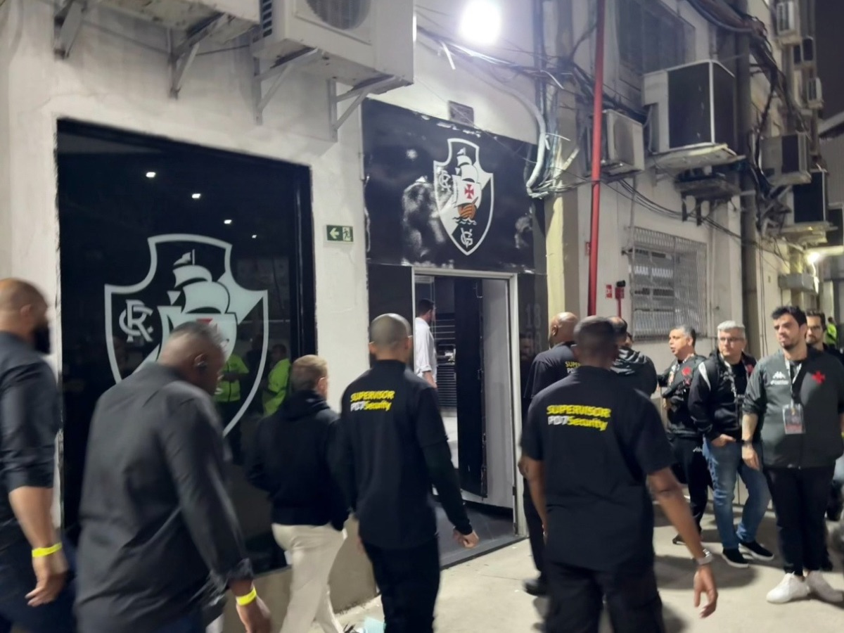 Sob Escolta, Pedrinho Acompanha Vitória do Vasco Após Denúncia de Sequestro 1 sob escolta pedrinho acompanha vitoria do vasco apos denuncia de sequestro