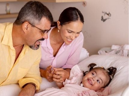Juliano Cazarré celebra avanço no tratamento de saúde da filha: “A fé sempre me ajuda”